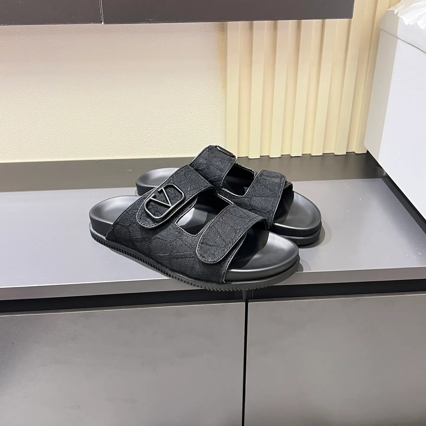 p300《VALENTINO》Warren Men🧍‍♂️Spring and Summer New Style. Cowhide logo flat slippers, elegant sandals, the same style worn by celebrities, original molding, imported calfskin. Rubber outsole. Soft and durable, full set of counter packaging, 38-44!